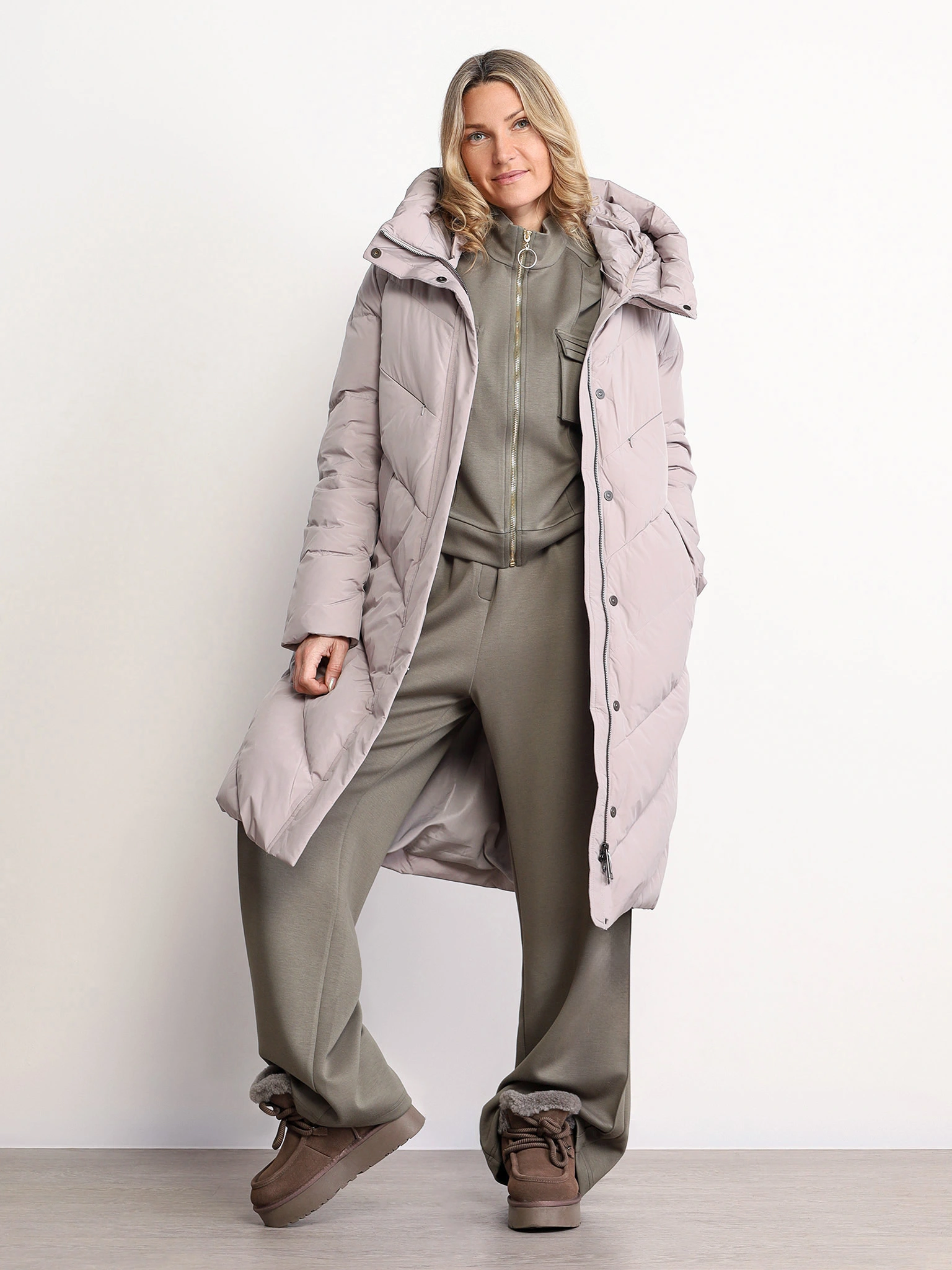 Пуховик бежевого цвета с двойным капюшоном